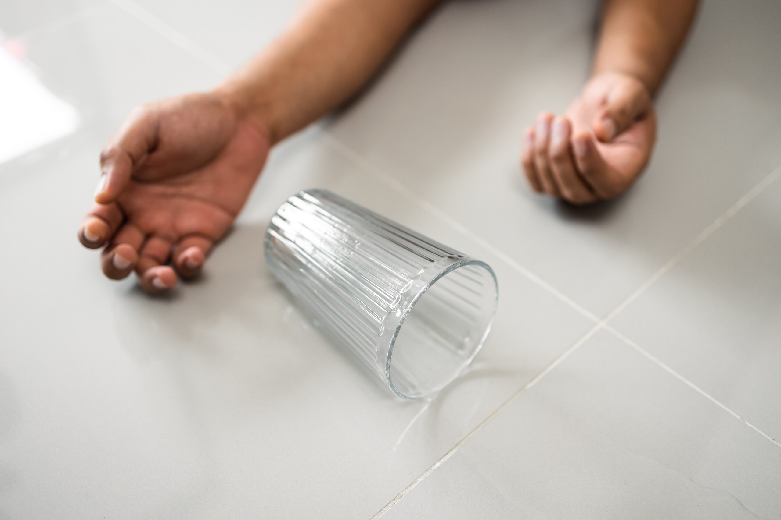 Residente lesionado tras una caída dentro de un apartamento, ejemplo de cómo el estricto plazo del Aviso de Reclamación puede afectar casos contra NYCHA.