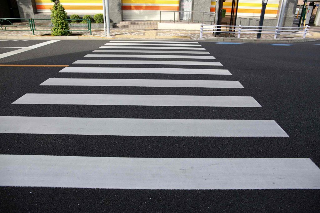 Paso de cebra señalizado en una calle, ilustrando la ley de derecho de paso para peatones en NYC.