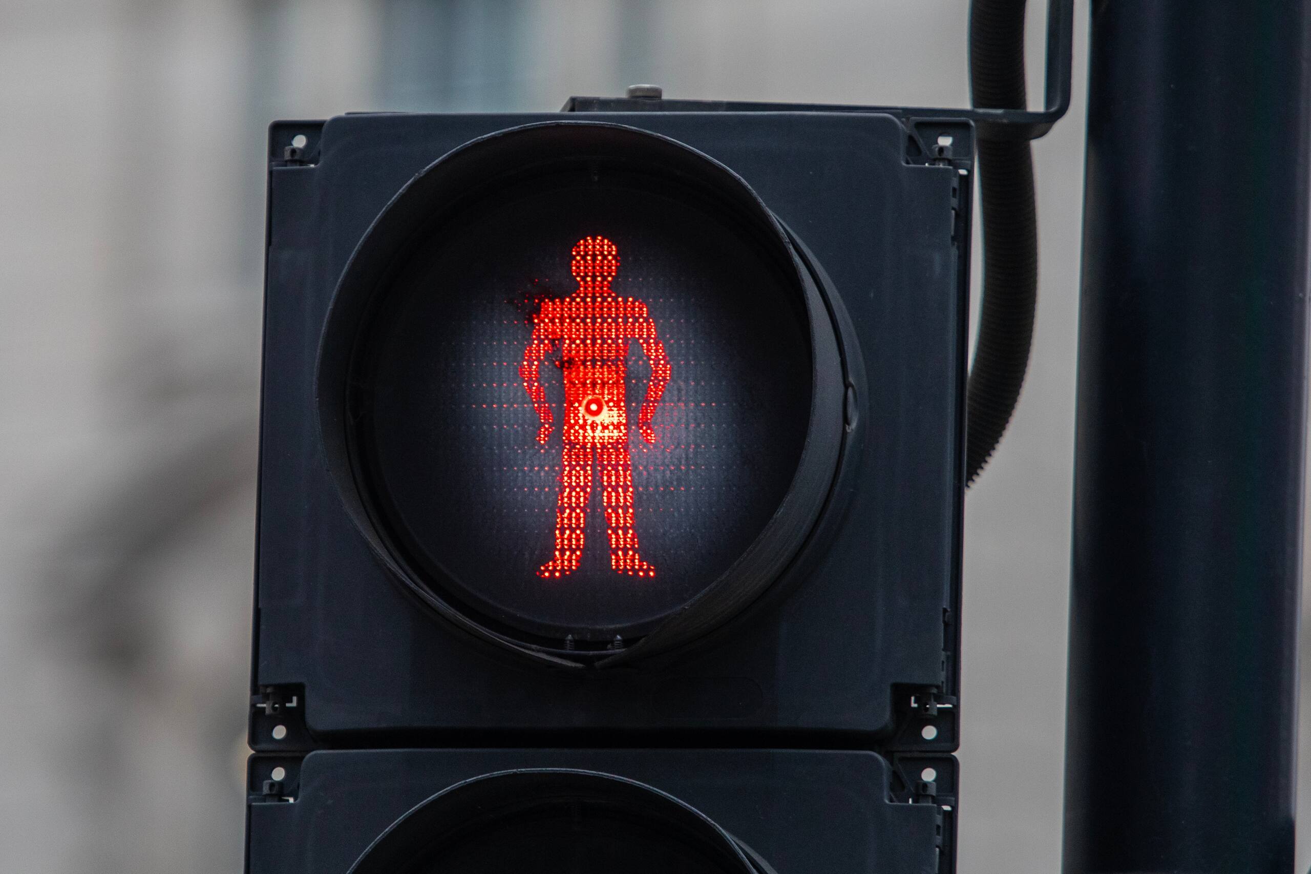 Red pedestrian signal illuminated at a New York crosswalk highlighting no-fault benefits for injured pedestrians.