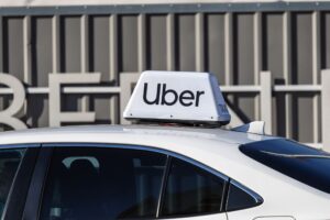 Vehículo de Uber en Nueva York con señalización de taxi, representando a los conductores elegibles para beneficios del Black Car Fund.
