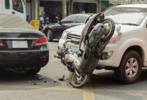 Accidente de motocicleta en Nueva York ilustrando la falta de cobertura médica automática No-Fault.