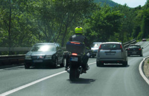 Accidente por cambio de carril en Nueva York durante una maniobra de filtrado o lane splitting.