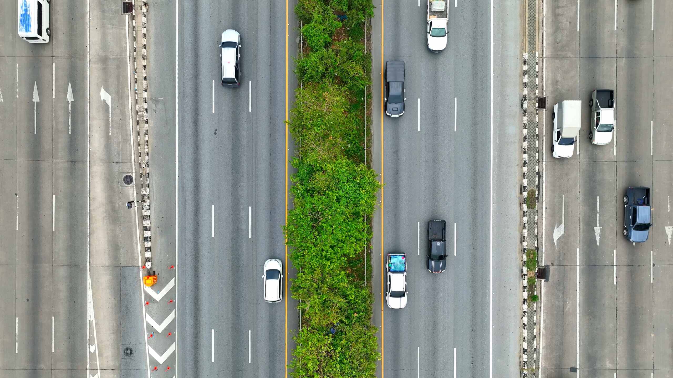 Aerial view of NYC traffic showing vehicles in multiple lanes, illustrating the environment where lane splitting and filtering occur.