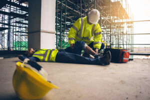 Trabajador de construcción lesionado tras una caída en una obra de Nueva York, amparado por la Ley Laboral 240.