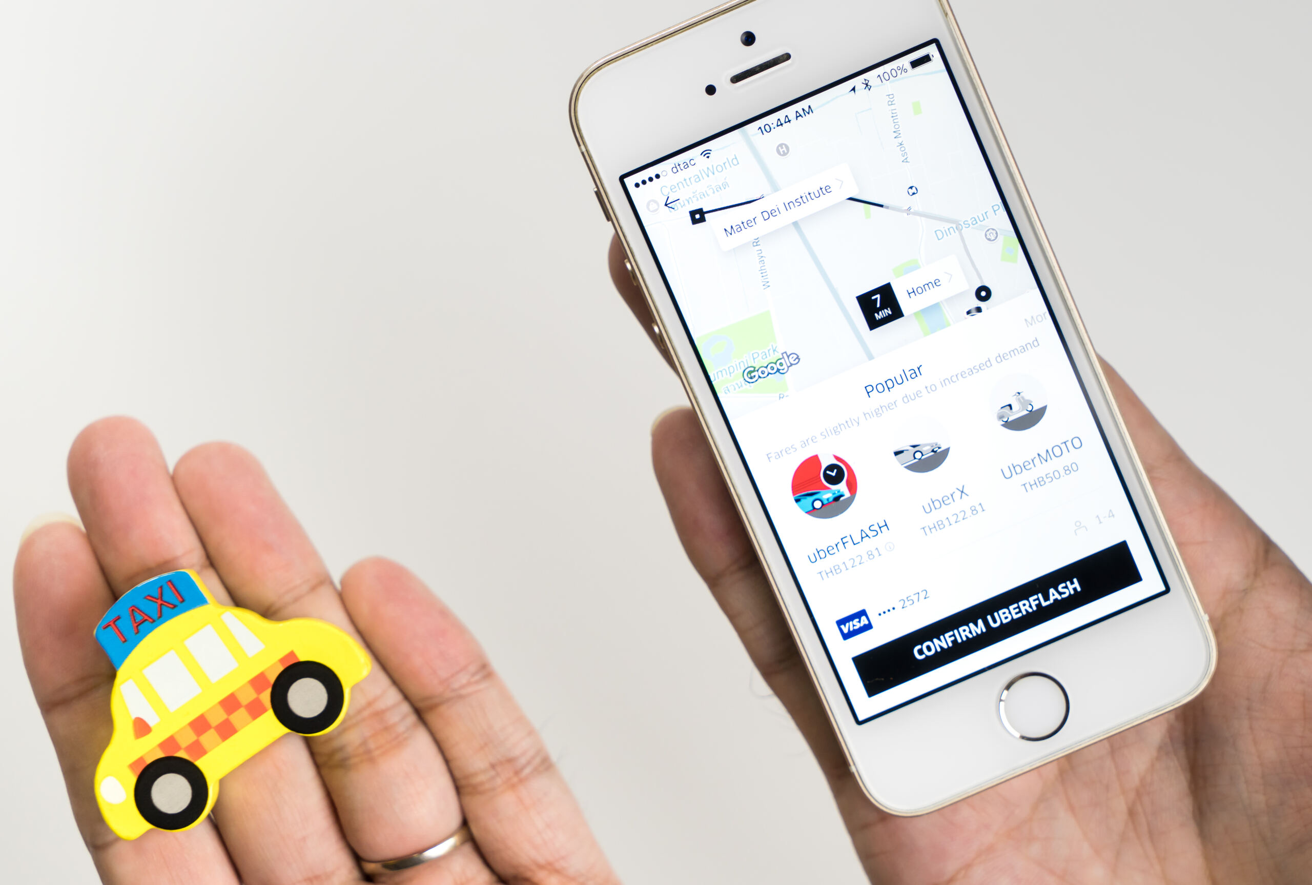 Persona sosteniendo un teléfono con la aplicación de Uber abierta junto a un juguete de taxi, representando la brecha de seguro en el Período 1 en Nueva York.Persona sosteniendo un teléfono con la aplicación de Uber abierta junto a un juguete de taxi, representando la brecha de seguro en el Período 1 en Nueva York.