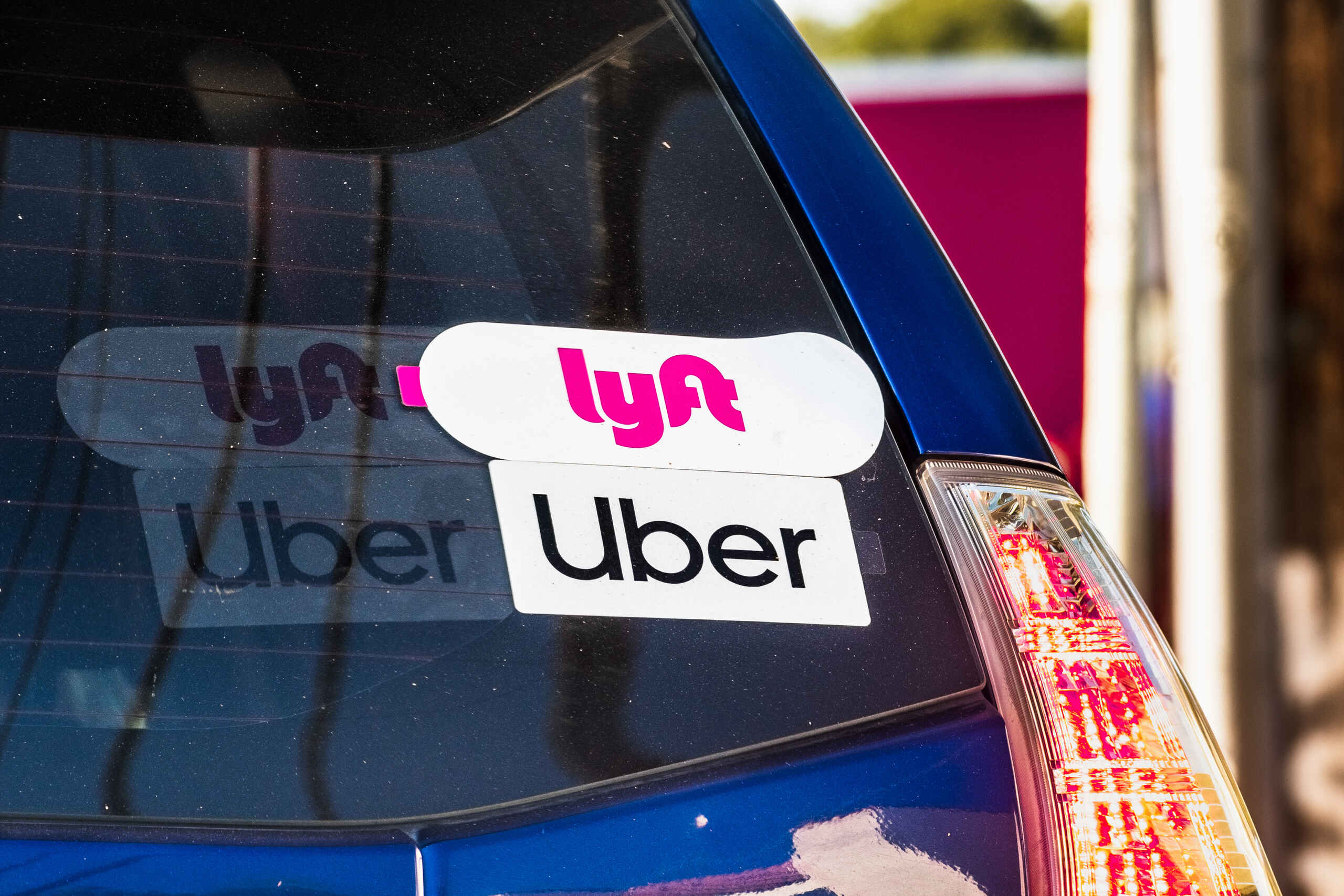 Logotipos de Uber y Lyft en la ventana de un vehículo de alquiler regulado por la TLC en la Ciudad de Nueva York.