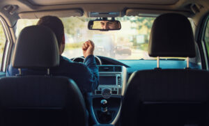 Conductor de rideshare en Manhattan operando bajo las normativas de vehículos de alquiler de NYC que garantizan mayor cobertura de seguro comercial.