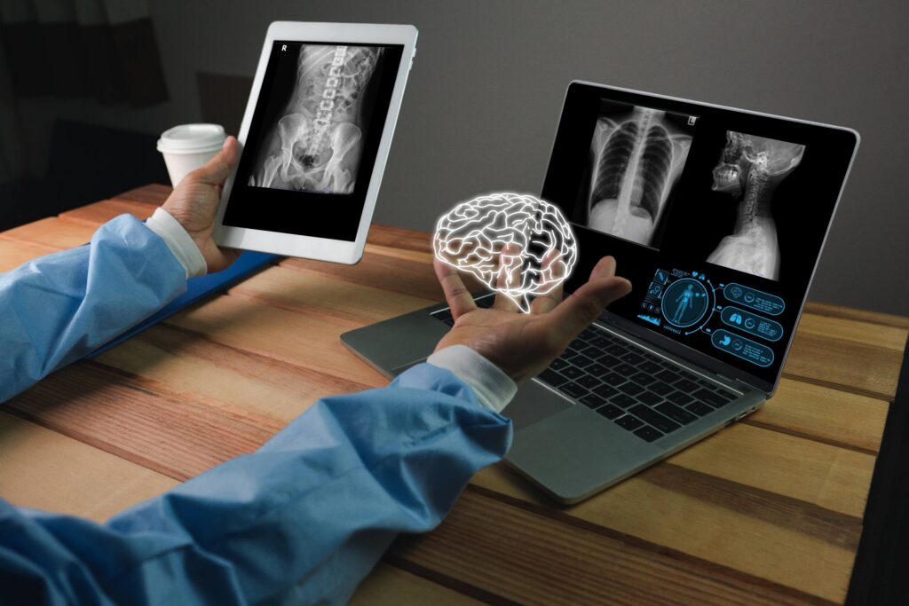 Especialista revisando estudios cerebrales digitales en caso de lesión cerebral traumática en Nueva York