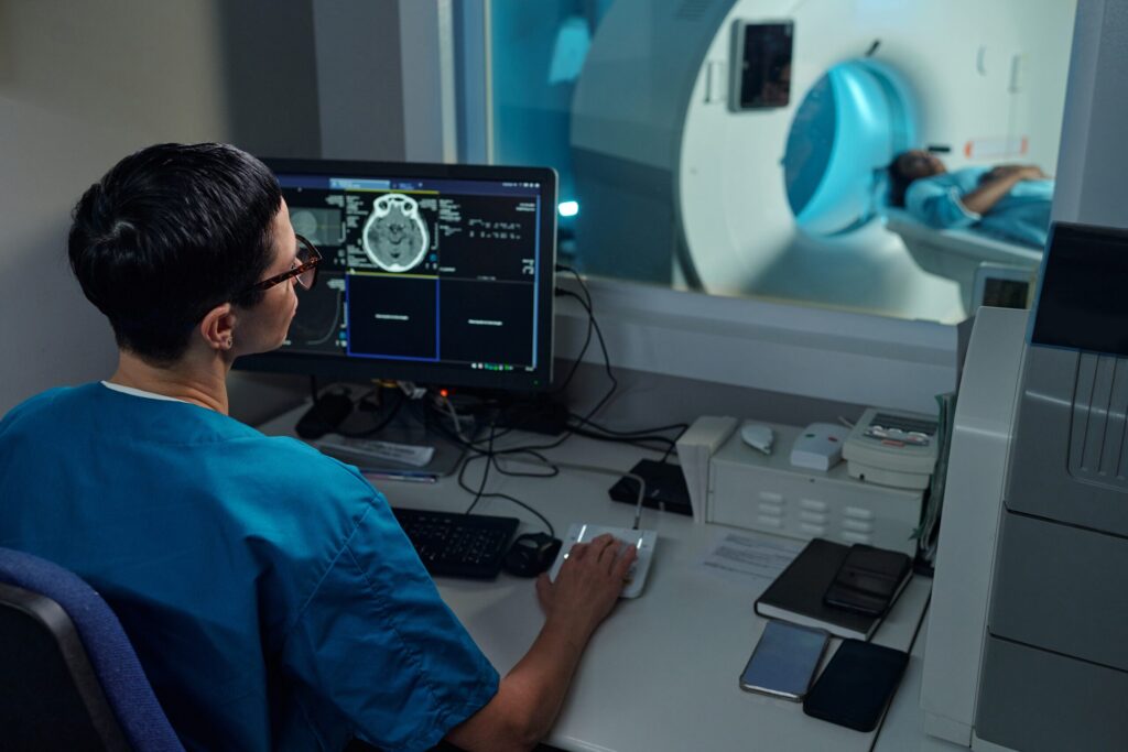 Especialista revisando una IRM cerebral de paciente con posible lesión cerebral después de un accidente en NY