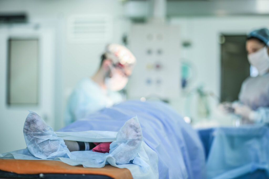 Paciente preparado en quirófano rodeado de médicos en un caso de errores quirúrgicos en hospitales de NYC.